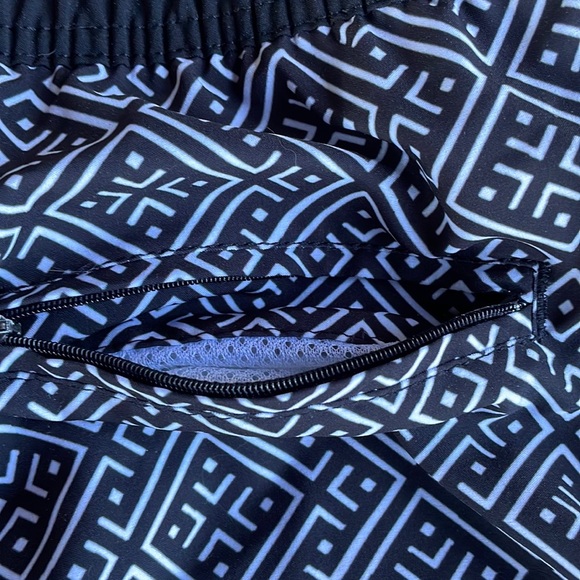 Quiet Storm geometric black and white print bathing suit trunks for Men XXL XL - Picture 10 of 11